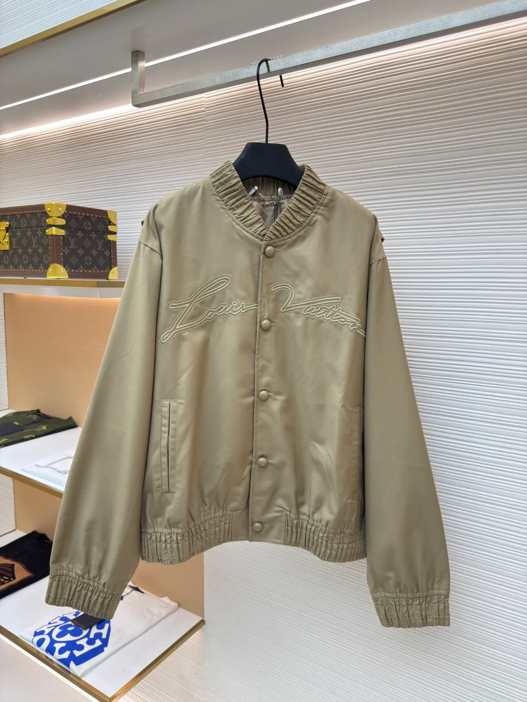 LOUIS VUITTON Feidong embroidered silhouette jacket ●Authentic product: purchased and developed for 25400 ●Item number: 1680655-B50 ●Fabric: cotton fabric ●Technology: embroidery printing ●Version: fitted version ●Weight: about 780 grams ●Size: 46-48-50-52 ●Description: Pattern-making and development from the source of our own factory. We insist on not making goods without the original version. Classic ma1 flying version. Don’t pick your figure. Everything is easy to control. The fabric is made of custom dyed cotton YB twill fabric, which is not available in the market. The front panel is printed with eight-claw machine screen embroidery. The positioning logo letters are cut out, and the shoulder seams and back collar hem are offset and cut. All are hand-cut in one piece. The matching glossy hand-stitched buttons with the letter logo are customized and the same color heel with hardware stud buttons. The overall wiring is straight and delicate, the fabric is comfortable and soft, and the color is consistent without color difference. It can be matched with the same style to create a fashionable look and control various occasions. Customized accessories, complete with three standards, same style for men and women!